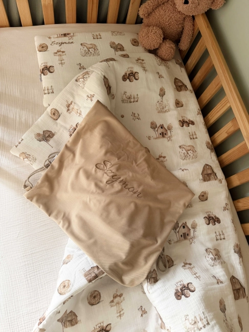 Zestaw do żłobka i przedszkola – pościel muślinowa z personalizacją oraz pokrowiec z personalizacją. Miękki i praktyczny komplet dla dziecka do żłobka, przedszkola i na co dzień. Idealny na prezent.