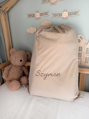 Zestaw do żłobka i przedszkola – pościel muślinowa z personalizacją oraz pokrowiec z personalizacją. Miękki i praktyczny komplet dla dziecka do żłobka, przedszkola i na co dzień. Idealny na prezent.