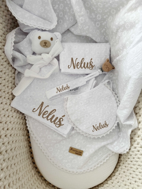 Personalizowany box dla noworodka z misiem z muślinu, zawieszką do smoczka, śliniaczkiem i pieluszką z imieniem. Idealny prezent na narodziny dziecka, baby shower, chrzciny lub pierwszą wizytę.