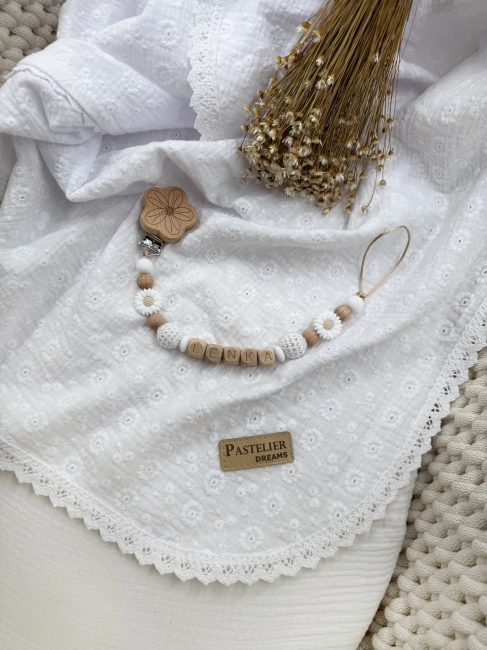 Personalizowana zawieszka do smoczka wykonana z naturalnego drewna oraz silikonowych koralików. Z imieniem dziecka – praktyczna, wyjątkowa i piękna ozdoba dla maluszka. Idealna na prezent.