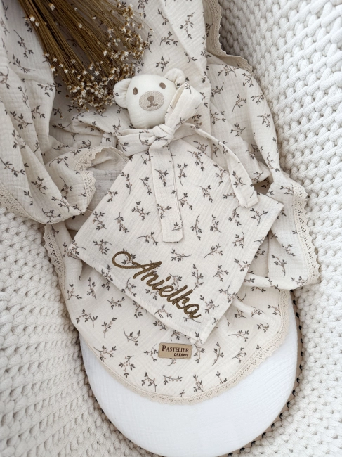 Muślinowa przytulanka Miś z imieniem dziecka – miękka, delikatna i personalizowana haftem. Wyjątkowa pamiątka oraz piękny pomysł na prezent dla niemowlaka, na narodziny, baby shower lub chrzest.