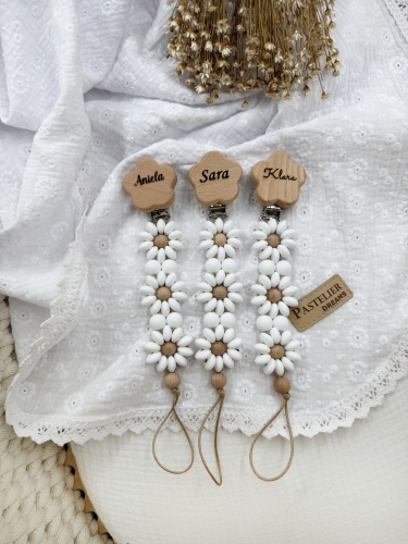 Personalizowana zawieszka do smoczka wykonana z naturalnego drewna oraz silikonowych koralików. Z imieniem dziecka – praktyczna, wyjątkowa i piękna ozdoba dla maluszka. Idealna na prezent.
