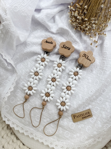 Personalizowana zawieszka do smoczka wykonana z naturalnego drewna oraz silikonowych koralików. Z imieniem dziecka – praktyczna, wyjątkowa i piękna ozdoba dla maluszka. Idealna na prezent.