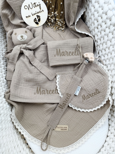 Personalizowany box dla noworodka z misiem z muślinu, zawieszką do smoczka, śliniaczkiem i pieluszką z imieniem. Idealny prezent na narodziny dziecka, baby shower, chrzciny lub pierwszą wizytę.