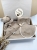 Personalizowany box dla noworodka z misiem z muślinu, zawieszką do smoczka, śliniaczkiem i pieluszką z imieniem. Idealny prezent na narodziny dziecka, baby shower, chrzciny lub pierwszą wizytę.