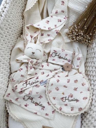 Box prezentowy dla noworodka z personalizowaną przytulanką króliczkiem z muślinu, zawieszką do smoczka z imieniem dziecka, śliniaczkiem z haftem oraz pieluszką muślinową z imieniem. Idealny prezent na narodziny, baby shower i chrzciny.