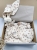 Box prezentowy dla noworodka z personalizowaną przytulanką króliczkiem z muślinu, zawieszką do smoczka z imieniem dziecka, śliniaczkiem z haftem oraz pieluszką muślinową z imieniem. Idealny prezent na narodziny, baby shower i chrzciny.