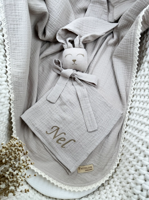 Muślinowy króliczek z imieniem dziecka – personalizowana przytulanka dla niemowlaka i wyjątkowy prezent na narodziny, baby shower lub chrzciny. Miękki króliczek z personalizacją będzie piękną pamiątką na lata.