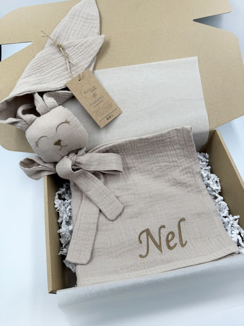 Muślinowy króliczek z imieniem dziecka – personalizowana przytulanka dla niemowlaka i wyjątkowy prezent na narodziny, baby shower lub chrzciny. Miękki króliczek z personalizacją będzie piękną pamiątką na lata.
