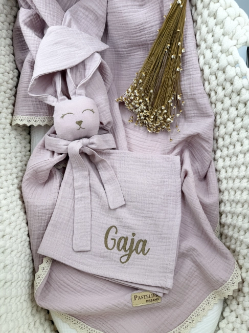 Muślinowy króliczek z imieniem dziecka – personalizowana przytulanka dla niemowlaka i wyjątkowy prezent na narodziny, baby shower lub chrzciny. Miękki króliczek z personalizacją będzie piękną pamiątką na lata.