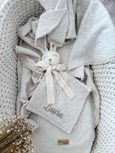 Muślinowy króliczek z imieniem dziecka – personalizowana przytulanka dla niemowlaka i wyjątkowy prezent na narodziny, baby shower lub chrzciny. Miękki króliczek z personalizacją będzie piękną pamiątką na lata.