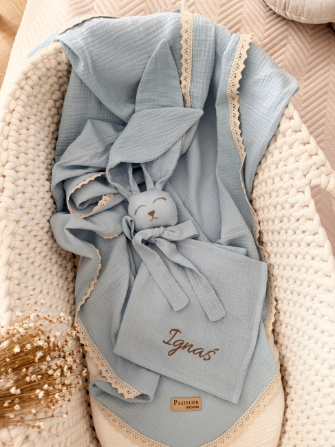Muślinowy króliczek z imieniem dziecka – personalizowana przytulanka dla niemowlaka i wyjątkowy prezent na narodziny, baby shower lub chrzciny. Miękki króliczek z personalizacją będzie piękną pamiątką na lata.