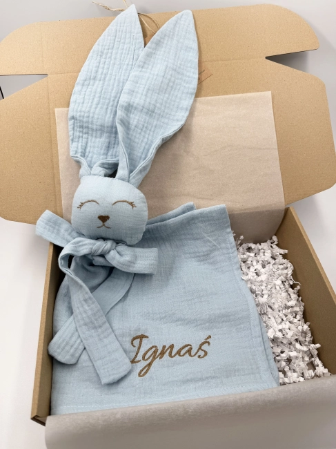 Muślinowy króliczek z imieniem dziecka – personalizowana przytulanka dla niemowlaka i wyjątkowy prezent na narodziny, baby shower lub chrzciny. Miękki króliczek z personalizacją będzie piękną pamiątką na lata.
