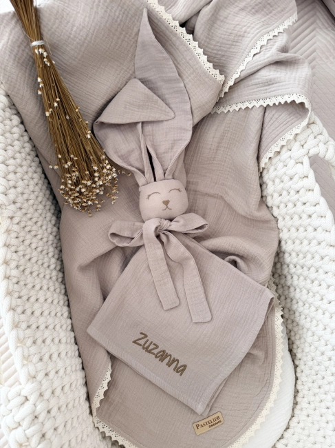 Muślinowy króliczek z imieniem dziecka – personalizowana przytulanka dla niemowlaka i wyjątkowy prezent na narodziny, baby shower lub chrzciny. Miękki króliczek z personalizacją będzie piękną pamiątką na lata.