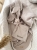 Muślinowy króliczek z imieniem dziecka – personalizowana przytulanka dla niemowlaka i wyjątkowy prezent na narodziny, baby shower lub chrzciny. Miękki króliczek z personalizacją będzie piękną pamiątką na lata.