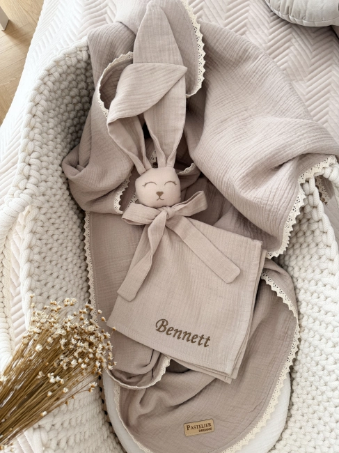 Muślinowy króliczek z imieniem dziecka – personalizowana przytulanka dla niemowlaka i wyjątkowy prezent na narodziny, baby shower lub chrzciny. Miękki króliczek z personalizacją będzie piękną pamiątką na lata.