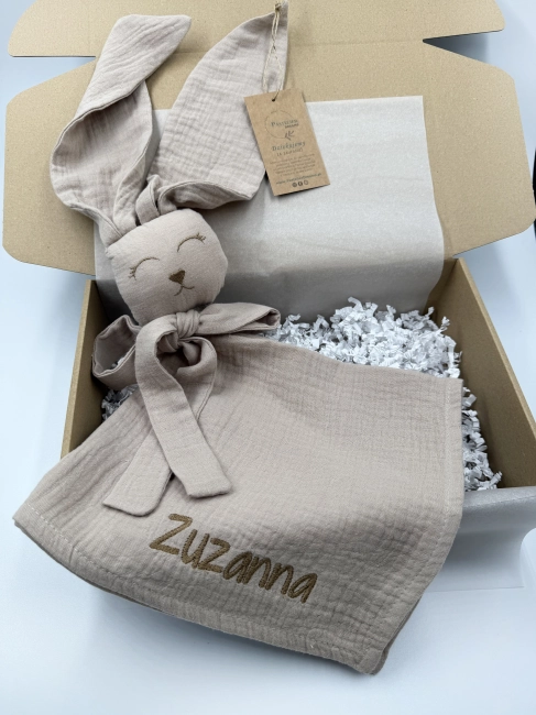 Muślinowy króliczek z imieniem dziecka – personalizowana przytulanka dla niemowlaka i wyjątkowy prezent na narodziny, baby shower lub chrzciny. Miękki króliczek z personalizacją będzie piękną pamiątką na lata.