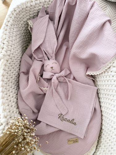 Muślinowy króliczek z imieniem dziecka – personalizowana przytulanka dla niemowlaka i wyjątkowy prezent na narodziny, baby shower lub chrzciny. Miękki króliczek z personalizacją będzie piękną pamiątką na lata.