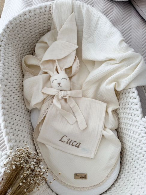 Muślinowy króliczek z imieniem dziecka – personalizowana przytulanka dla niemowlaka i wyjątkowy prezent na narodziny, baby shower lub chrzciny. Miękki króliczek z personalizacją będzie piękną pamiątką na lata.