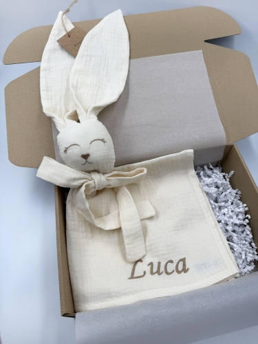 Muślinowy króliczek z imieniem dziecka – personalizowana przytulanka dla niemowlaka i wyjątkowy prezent na narodziny, baby shower lub chrzciny. Miękki króliczek z personalizacją będzie piękną pamiątką na lata.