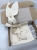 Muślinowy króliczek z imieniem dziecka – personalizowana przytulanka dla niemowlaka i wyjątkowy prezent na narodziny, baby shower lub chrzciny. Miękki króliczek z personalizacją będzie piękną pamiątką na lata.