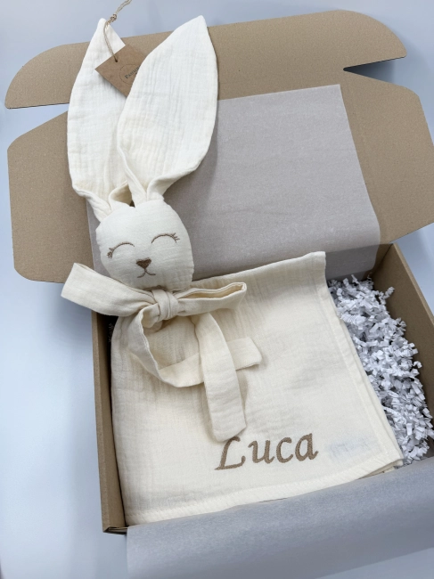 Muślinowy króliczek z imieniem dziecka – personalizowana przytulanka dla niemowlaka i wyjątkowy prezent na narodziny, baby shower lub chrzciny. Miękki króliczek z personalizacją będzie piękną pamiątką na lata.