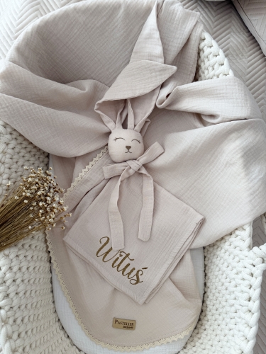 Muślinowy króliczek z imieniem dziecka – personalizowana przytulanka dla niemowlaka i wyjątkowy prezent na narodziny, baby shower lub chrzciny. Miękki króliczek z personalizacją będzie piękną pamiątką na lata.
