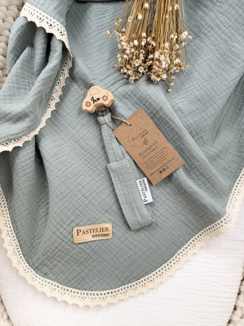 Personalizowana zawieszka do smoczka dla niemowlaka – muślinowa z grawerem i drewnianym klipsem