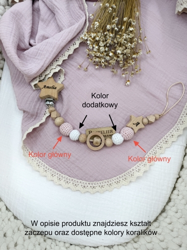 Personalizowana zawieszka do smoczka z drewnianych koralików i grawerowanym imieniem na drewnianym klipsie. Idealny prezent dla noworodka i niemowlęcia.