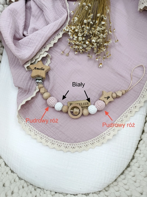 Personalizowana zawieszka do smoczka z drewnianych koralików i grawerowanym imieniem na drewnianym klipsie. Idealny prezent dla noworodka i niemowlęcia.