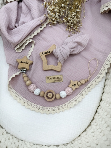 Personalizowana zawieszka do smoczka i szeleszczące uszka z muślinu to wyjątkowy zestaw dla niemowlęcia. Idealny prezent dla noworodka, wykonany z naturalnych materiałów. Idealny prezent na narodziny, baby shower lub chrzciny.