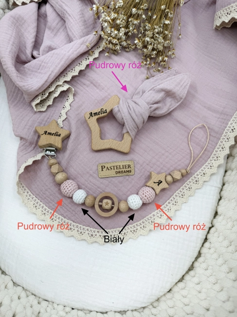 Personalizowana zawieszka do smoczka i szeleszczące uszka z muślinu to wyjątkowy zestaw dla niemowlęcia. Idealny prezent dla noworodka, wykonany z naturalnych materiałów. Idealny prezent na narodziny, baby shower lub chrzciny.