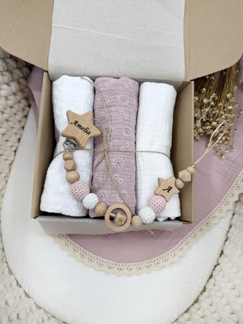 Zestaw prezentowy dla noworodka z pieluszkami muślinowymi i personalizowaną zawieszką do smoczka. Idealny prezent na narodziny dziecka i baby shower.