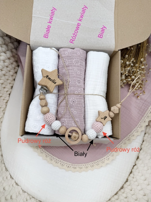 Zestaw prezentowy dla noworodka z pieluszkami muślinowymi i personalizowaną zawieszką do smoczka. Idealny prezent na narodziny dziecka i baby shower.