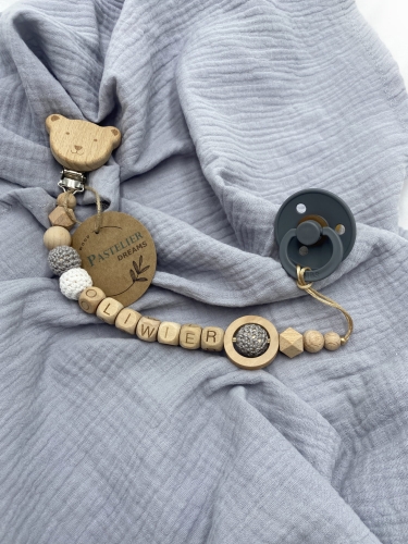 Personalizowana drewniana zawieszka do smoczka z koralików. Naturalne materiały, możliwość dodania imienia dziecka. Idealny prezent dla noworodka i niemowlęcia.