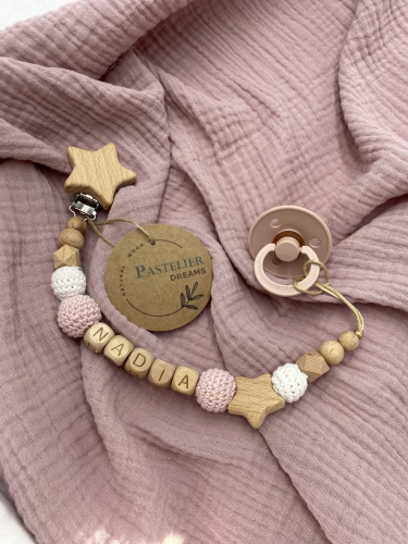 Personalizowana drewniana zawieszka do smoczka z koralików. Naturalne materiały, możliwość dodania imienia dziecka. Idealny prezent dla noworodka i niemowlęcia.
