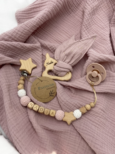 Personalizowana zawieszka do smoczka i szeleszczące uszka z muślinu to wyjątkowy zestaw dla niemowlęcia. Idealny prezent dla noworodka, wykonany z naturalnych materiałów. Idealny prezent na narodziny, baby shower lub chrzciny.