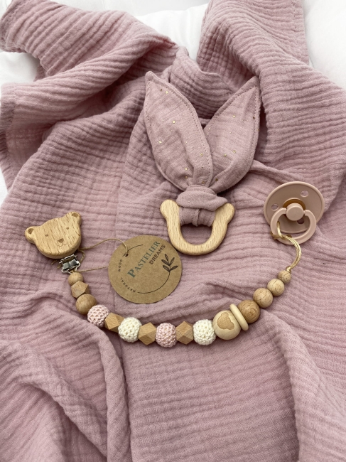 Personalizowana zawieszka do smoczka i szeleszczące uszka z muślinu to wyjątkowy zestaw dla niemowlęcia. Idealny prezent dla noworodka, wykonany z naturalnych materiałów. Idealny prezent na narodziny, baby shower lub chrzciny.
