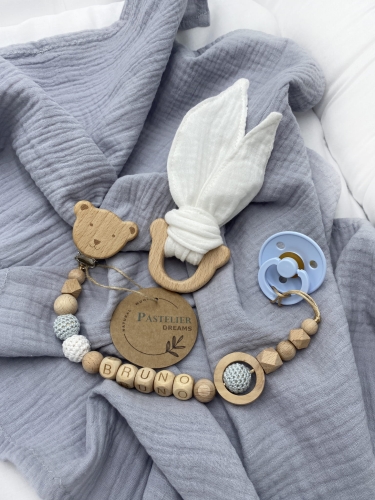 Personalizowana zawieszka do smoczka i szeleszczące uszka z muślinu to wyjątkowy zestaw dla niemowlęcia. Idealny prezent dla noworodka, wykonany z naturalnych materiałów. Idealny prezent na narodziny, baby shower lub chrzciny.