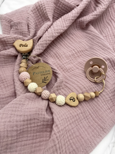 Personalizowana zawieszka do smoczka z drewnianych koralików i grawerowanym imieniem na drewnianym klipsie. Idealny prezent dla noworodka i niemowlęcia.