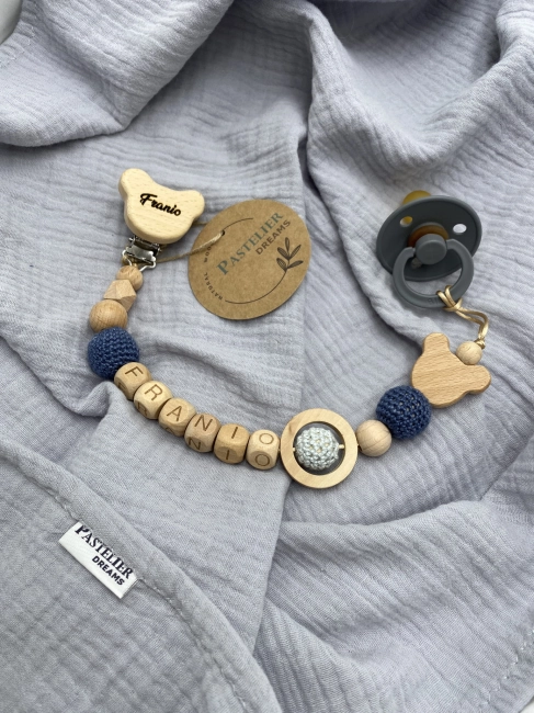 Personalizowana zawieszka do smoczka z drewnianych koralików i grawerowanym imieniem na drewnianym klipsie. Idealny prezent dla noworodka i niemowlęcia.