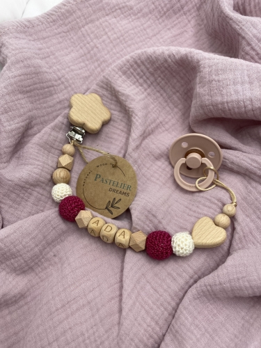 Personalizowana drewniana zawieszka do smoczka z koralików. Naturalne materiały, możliwość dodania imienia dziecka. Idealny prezent dla noworodka i niemowlęcia.