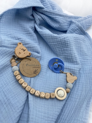 Personalizowana zawieszka do smoczka z drewnianych koralików i grawerowanym imieniem na drewnianym klipsie. Idealny prezent dla noworodka i niemowlęcia.