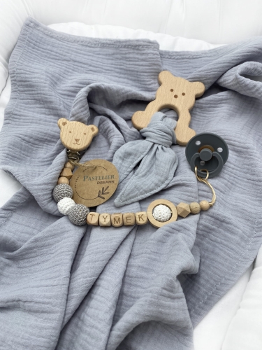 Personalizowana zawieszka do smoczka i szeleszczące uszka z muślinu to wyjątkowy zestaw dla niemowlęcia. Idealny prezent dla noworodka, wykonany z naturalnych materiałów. Idealny prezent na narodziny, baby shower lub chrzciny.