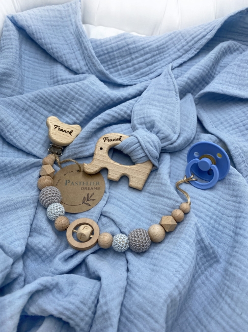 Personalizowana zawieszka do smoczka i szeleszczące uszka z muślinu to wyjątkowy zestaw dla niemowlęcia. Idealny prezent dla noworodka, wykonany z naturalnych materiałów. Idealny prezent na narodziny, baby shower lub chrzciny.