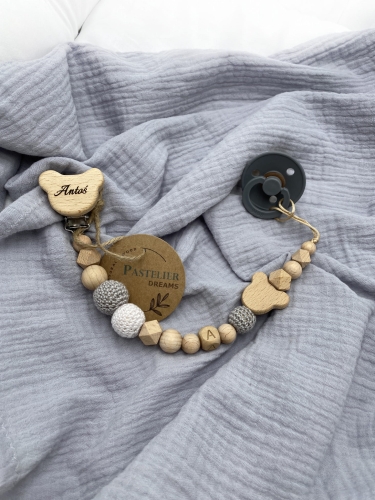 Personalizowana zawieszka do smoczka z drewnianych koralików i grawerowanym imieniem na drewnianym klipsie. Idealny prezent dla noworodka i niemowlęcia.