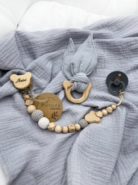 Personalizowana zawieszka do smoczka i szeleszczące uszka z muślinu to wyjątkowy zestaw dla niemowlęcia. Idealny prezent dla noworodka, wykonany z naturalnych materiałów. Idealny prezent na narodziny, baby shower lub chrzciny.