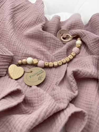 Personalizowana drewniana zawieszka do smoczka z koralików. Naturalne materiały, możliwość dodania imienia dziecka. Idealny prezent dla noworodka i niemowlęcia.