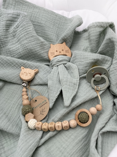 Personalizowana zawieszka do smoczka i szeleszczące uszka z muślinu to wyjątkowy zestaw dla niemowlęcia. Idealny prezent dla noworodka, wykonany z naturalnych materiałów. Idealny prezent na narodziny, baby shower lub chrzciny.