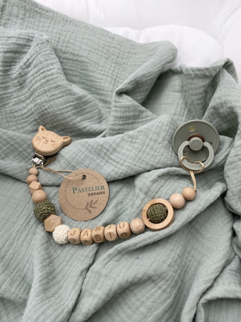 Personalizowana drewniana zawieszka do smoczka z koralików. Naturalne materiały, możliwość dodania imienia dziecka. Idealny prezent dla noworodka i niemowlęcia.